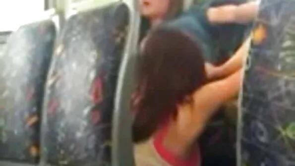 Готино момиче се чука в анала в поза на българско аматьорско порно рак.