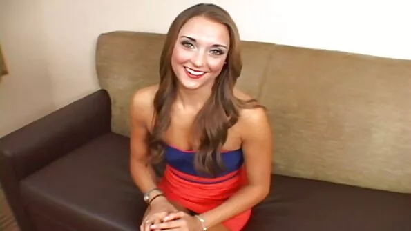 Млада кучка смуче огромен член след bylgarsko porno твърд анален.