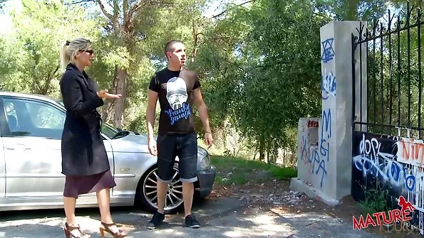 Млада студентка българско порно секс пъхна стегнатото си дупе под дебел член.