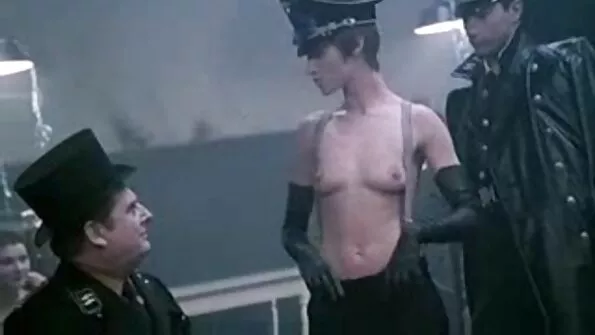 Човекът пъхна хуй в дупето на ярка български порно брюнетка.